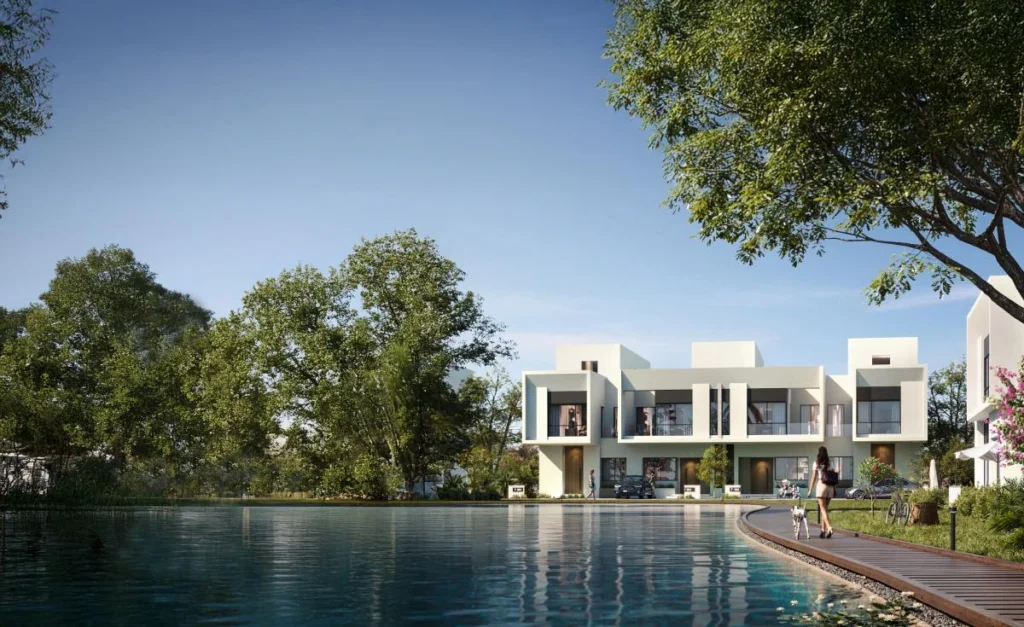 البوابة الرئيسية الفخمة لكمبوند تراينجل القاهرة الجديدة بتصميم عصري يبرز المناظر الطبيعية الخضراء والمسطحات المائية الواسعة في Triangle Compound.